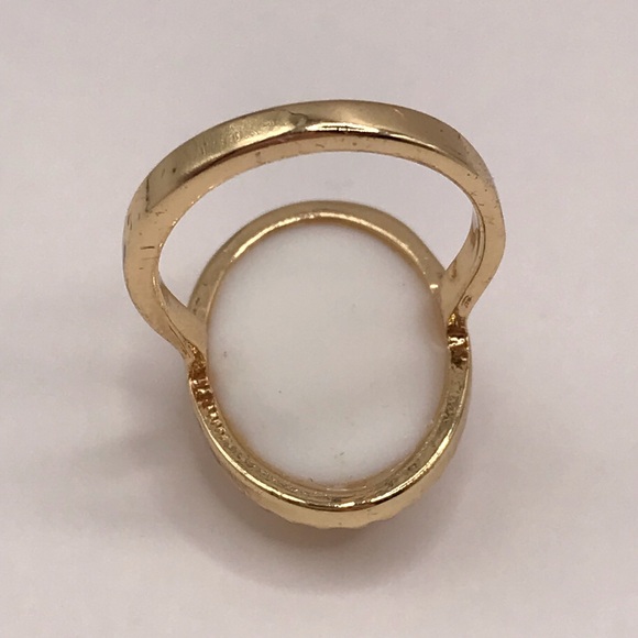 Elegant Gold Tone Ring with Dragonfly and Opalescent Oval Centerpiece Size 7 - Picture 3 of 5